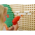 kolorowe-srubki-do-tablicy-kreatywnej-naukowej-masterkidz-512-sztuk-miks-kolorow (1).jpg