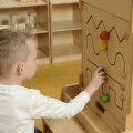 MASTERKIDZ TABLICA ŚCIENNA PRZESUWNA MAŁA MOTORYKA ME03713