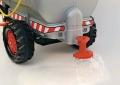 ROLLY TOYS PRZYCZEPA CYSTERNA Z ROZPYLACZEM I POMPKĄ SREBRNA 122776